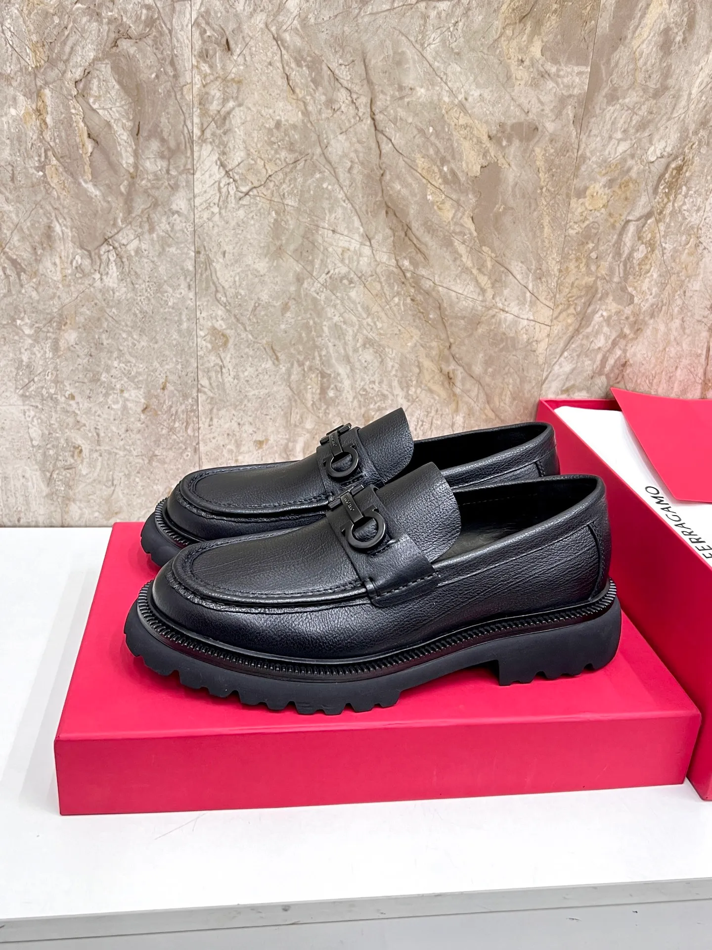 Original quality P780 Brand: Ferragamo Standard code: Men's code 39.40.41.42.43.44 Grade: Same style as the official website High-quality men's shoes Material: Customized first-layer calfskin with water-dyed cowhide lining Cowhide tiptoe Original non-slip and wear-resistant rubber outsole Style category: Men's formal business leather shoes are young and fashionable European and American trends British style Casual matching Comfortable feet Color: actual picture